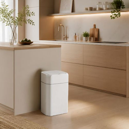 poubelle cuisine blanche automatique adossée à un îlot cuisine moderne
