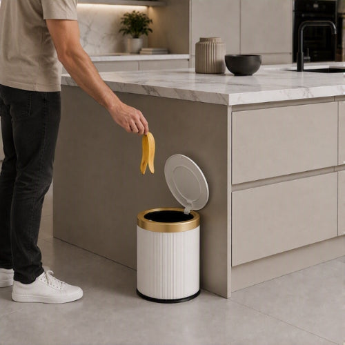 poubelle cuisine blanche dorée ouverte homme jetant peau banane