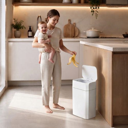 poubelle cuisine contre îlot ouverture automatique femme jette peau banane