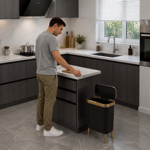Poubelle cuisine homme s'apprête à jeter un déchet