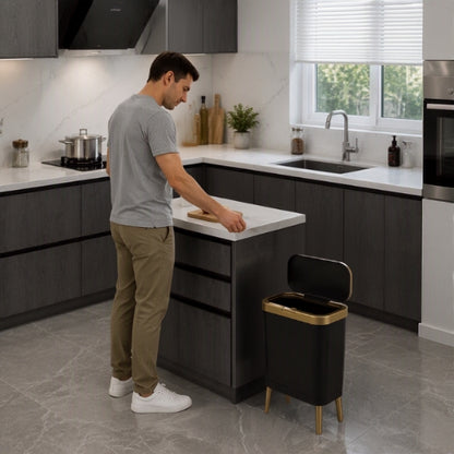 Poubelle cuisine homme s'apprête à jeter un déchet