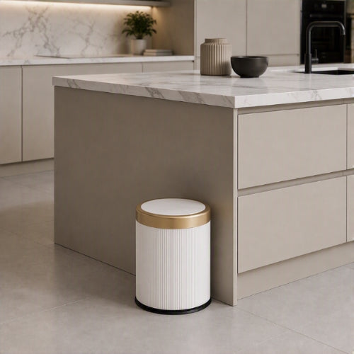 poubelle cuisine modèle blanc cylindrique double paroi contre un îlot