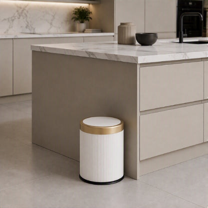 poubelle cuisine modèle blanc cylindrique double paroi contre un îlot