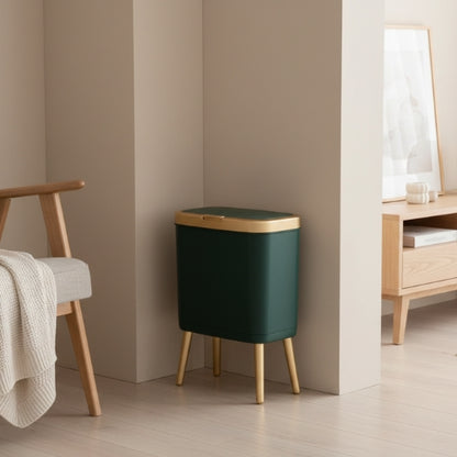 Poubelle cuisine moderne verte contre un mur dans une belle maison