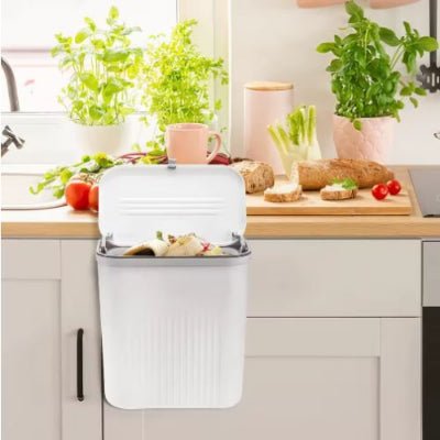 couvercle ouvert poubelle cuisine sous évier avec déchets