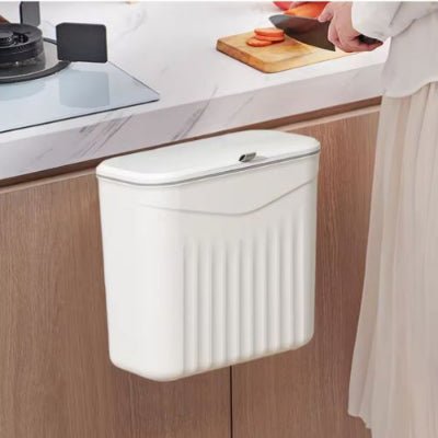 femme coupe aliments poubelle cuisine sous évier pratique