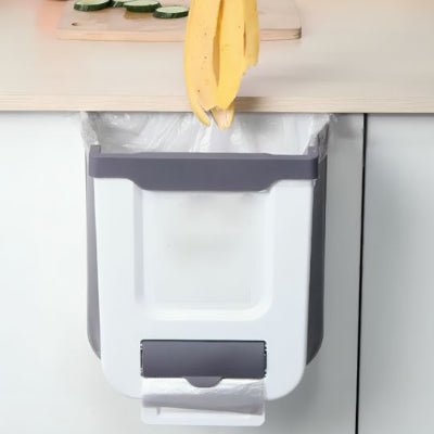 jetant peaux banane après découpe dans poubelle cuisine sous evier