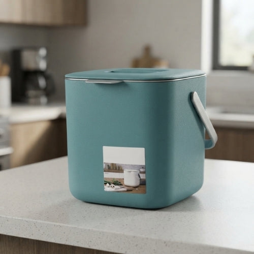 Poubelle de table bleue azur posée sur un comptoir