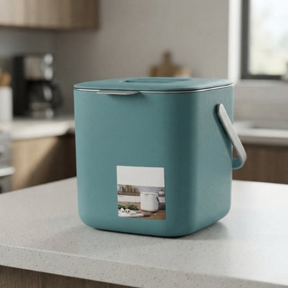 Poubelle de table bleue azur posée sur un comptoir