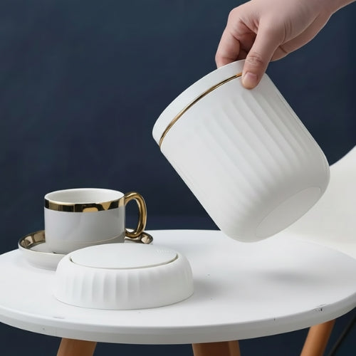 poubelle de table démontée tenue par une main