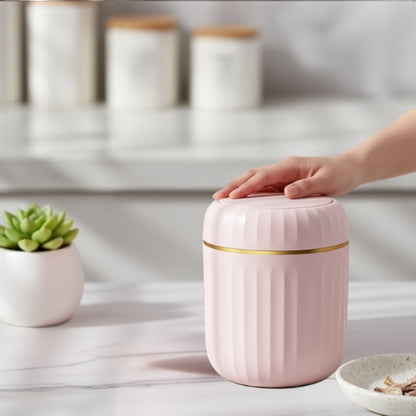 poubelle de table modèle rose avec main posée délicatement dessus