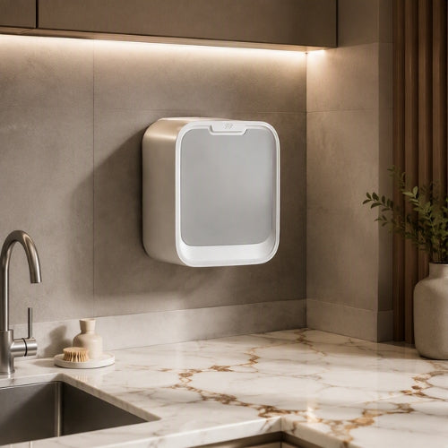 poubelle murale blanche automatique rechargeable dans une cuisine moderne