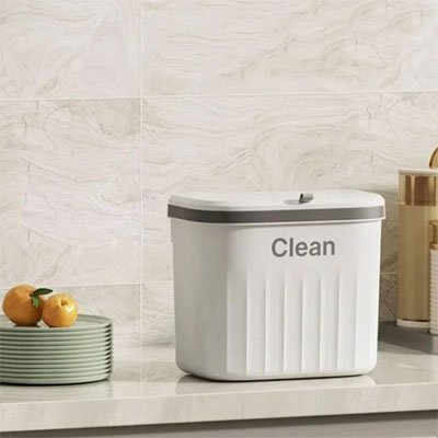 petite-poubelle-sous-évier-fermée-sur-plan-de travaille