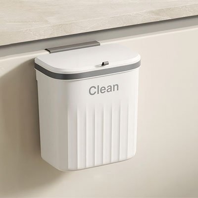 poubelle sous évier grande blanche accrochée sur porte armoire