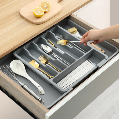 range couvert gris dans tiroir ustensiles bien organisés