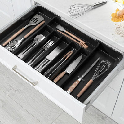 range couvert noir dans tiroir avec ustensiles tire-bouchon fouet