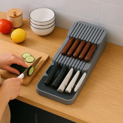 main coupe légumes range couverts tiroir proche