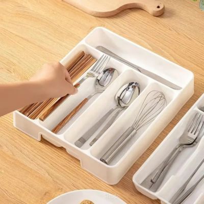 range couverts tiroirs sur plan travail main prend baguette chinoise