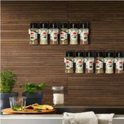 range epice bande au mur avec pots à épices