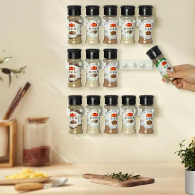 range epice en trois rangées au mur main prend pot