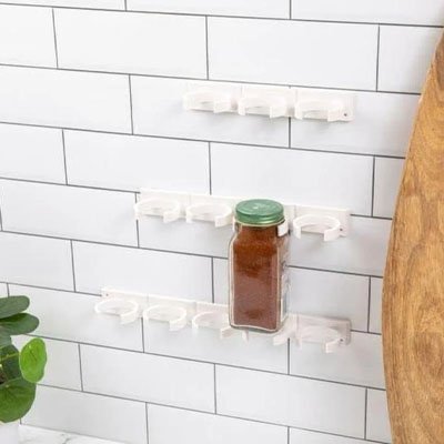 range epice trois bandes collées fixées au mur