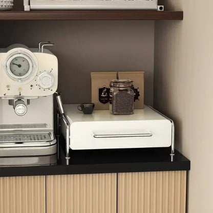 rangement cuisine coulissant à côté d'une machine à café