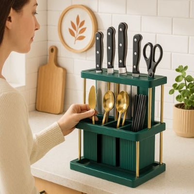 fille range ses couverts dans rangement pour couverts