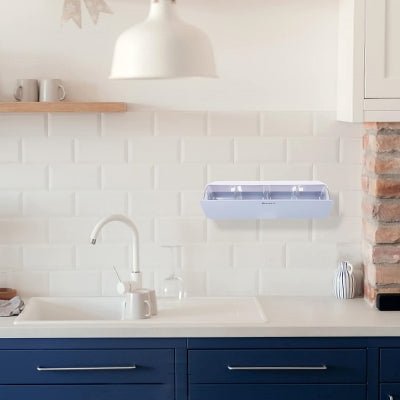 rangement pour épices à côté d'un évier de cuisine 