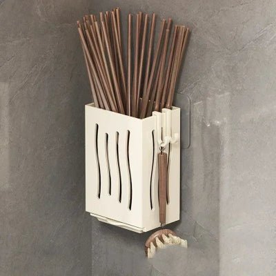 ranger couvert blanc avec baguettes en bois brosse sur crochet