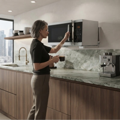 support micro onde placé au mur femme réchauffe café