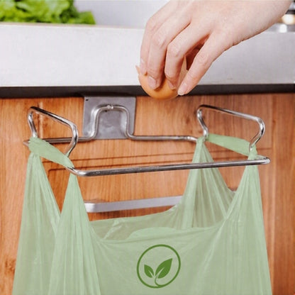 support sac poubelle fixé sur un meuble en bois clair