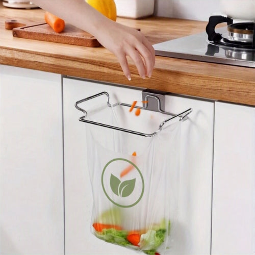 support sac poubelle inox accueillant des épluchures de carottes