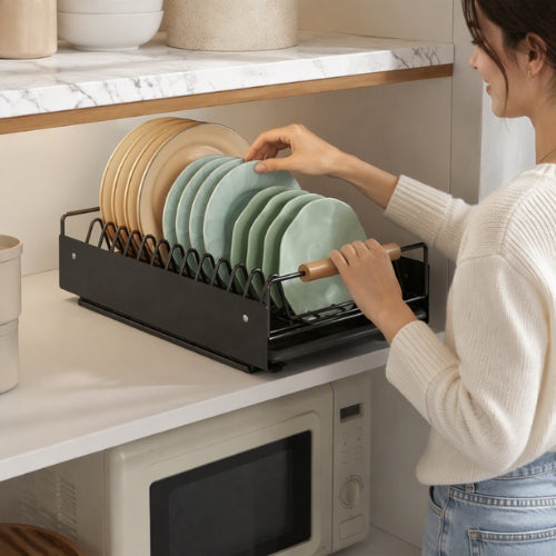 tiroir coulissant cuisine femme le tire délicatement de sa poignée
