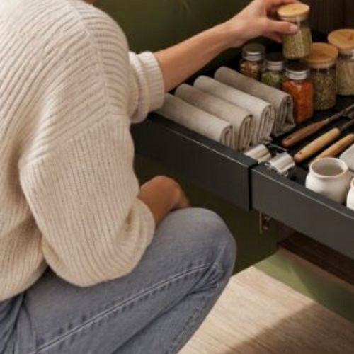  tiroir coulissant femme prend pot facilement grâce coulissement du tiroir