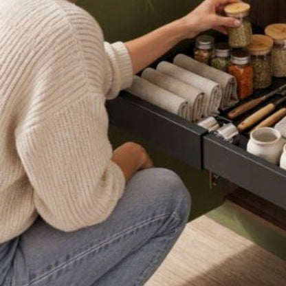  tiroir coulissant femme prend pot facilement grâce coulissement du tiroir