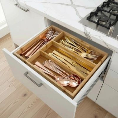 tiroir organisé avec un range couvert dans cuisine moderne