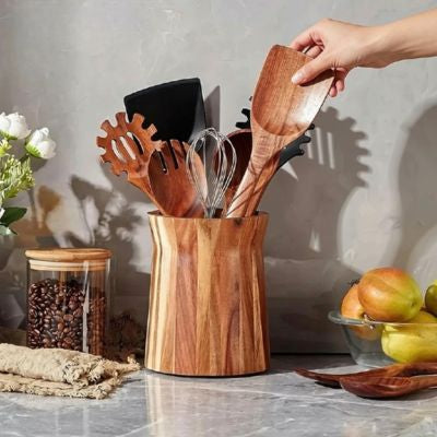 une main prend une spatule du pot ustensiles cuisine
